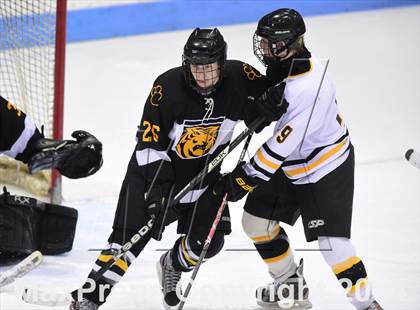 Thumbnail 2 in Daniel Hand vs. Amity Regional (CIAC DII Final) photogallery.