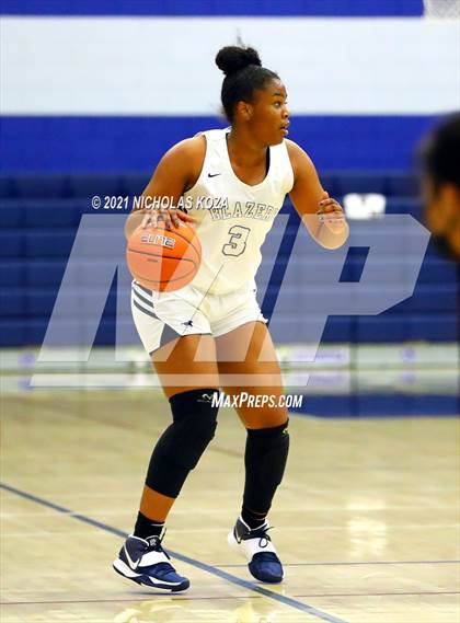 Thumbnail 2 in Harvard-Westlake vs. Sierra Canyon photogallery.
