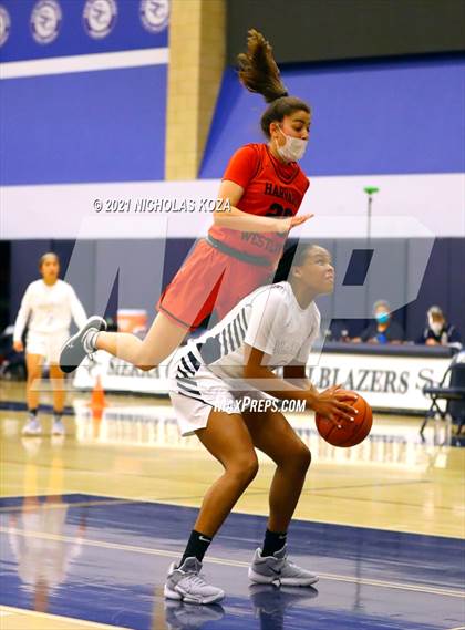Thumbnail 1 in Harvard-Westlake vs. Sierra Canyon photogallery.