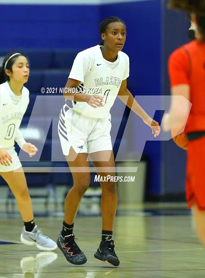 Thumbnail 1 in Harvard-Westlake vs. Sierra Canyon photogallery.