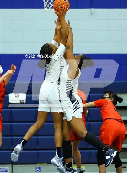 Thumbnail 3 in Harvard-Westlake vs. Sierra Canyon photogallery.