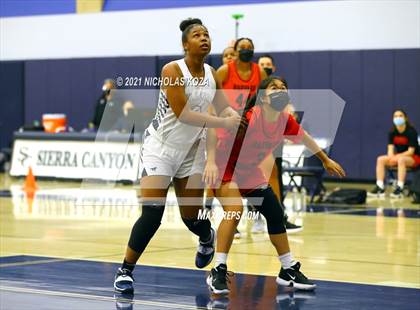Thumbnail 2 in Harvard-Westlake vs. Sierra Canyon photogallery.