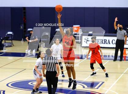 Thumbnail 3 in Harvard-Westlake vs. Sierra Canyon photogallery.