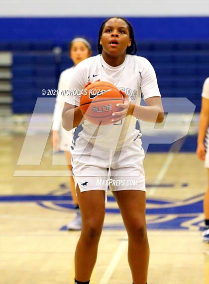 Thumbnail 1 in Harvard-Westlake vs. Sierra Canyon photogallery.