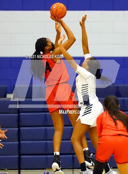 Thumbnail 2 in Harvard-Westlake vs. Sierra Canyon photogallery.