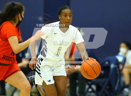 Thumbnail 1 in Harvard-Westlake vs. Sierra Canyon photogallery.