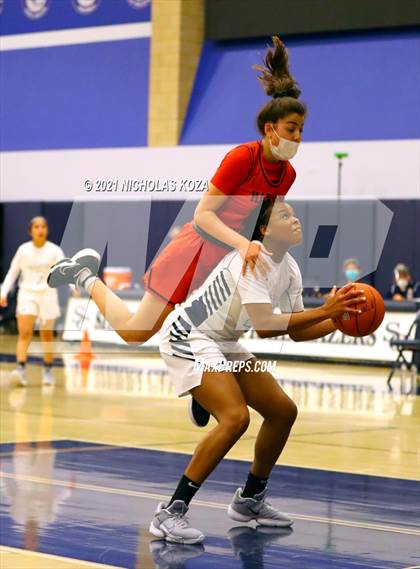 Thumbnail 2 in Harvard-Westlake vs. Sierra Canyon photogallery.