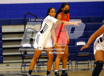 Thumbnail 1 in Harvard-Westlake vs. Sierra Canyon photogallery.