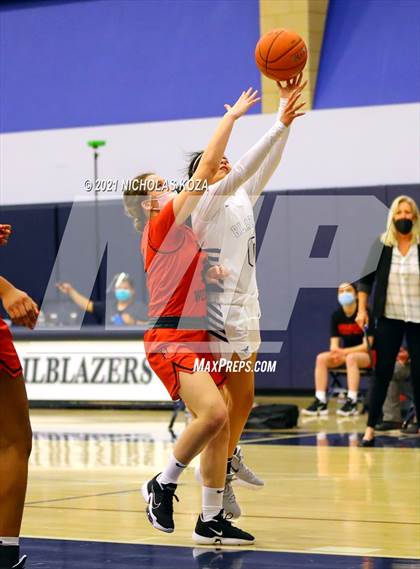 Thumbnail 3 in Harvard-Westlake vs. Sierra Canyon photogallery.