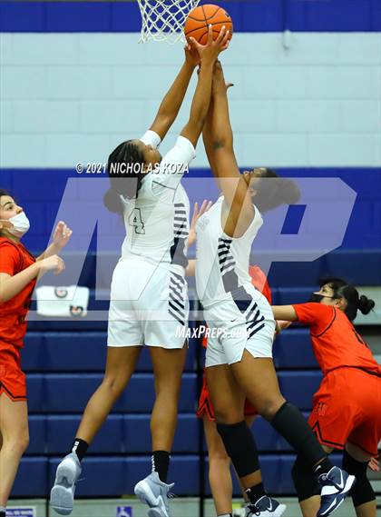 Thumbnail 2 in Harvard-Westlake vs. Sierra Canyon photogallery.