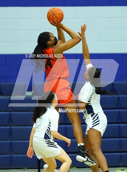Thumbnail 2 in Harvard-Westlake vs. Sierra Canyon photogallery.