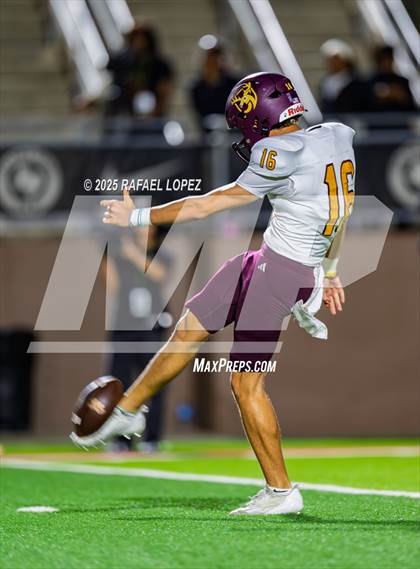 Thumbnail 1 in Deer Park vs. North Shore (UIL Football 6A D1 Bi-District) photogallery.