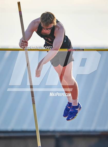Thumbnail 1 in Eagle No Tax Relays (Pole Vault) photogallery.