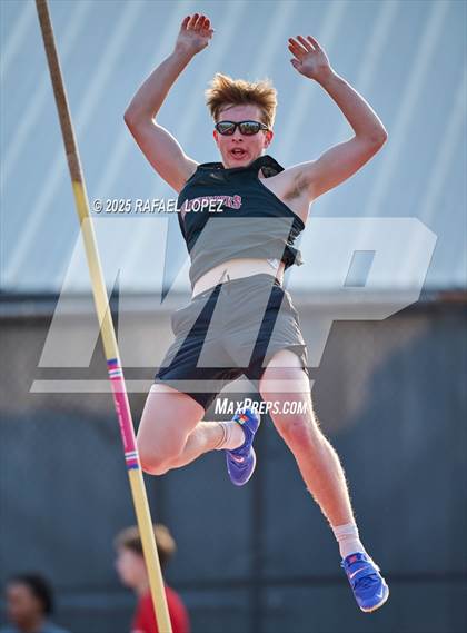 Thumbnail 2 in Eagle No Tax Relays (Pole Vault) photogallery.