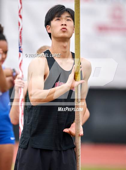 Thumbnail 2 in Eagle No Tax Relays (Pole Vault) photogallery.