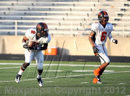 Thumbnail 2 in Gilmer Buckeyes vs Longview Lobos photogallery.