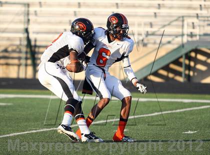Thumbnail 3 in Gilmer Buckeyes vs Longview Lobos photogallery.
