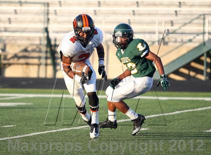 Thumbnail 3 in Gilmer Buckeyes vs Longview Lobos photogallery.