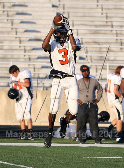 Thumbnail 1 in Gilmer Buckeyes vs Longview Lobos photogallery.