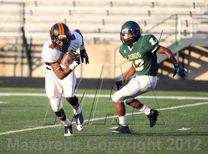 Thumbnail 2 in Gilmer Buckeyes vs Longview Lobos photogallery.
