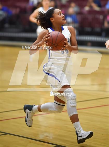 Thumbnail 2 in MacArthur [Douglas] vs Highlands photogallery.