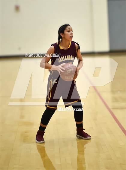 Thumbnail 2 in MacArthur [Douglas] vs Highlands photogallery.