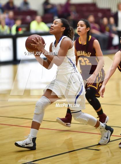 Thumbnail 2 in MacArthur [Douglas] vs Highlands photogallery.