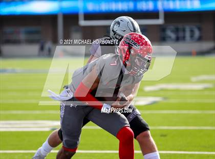 Thumbnail 3 in Guyer vs. Cedar Hill (UIL 6A Division 2 Semifinal) photogallery.