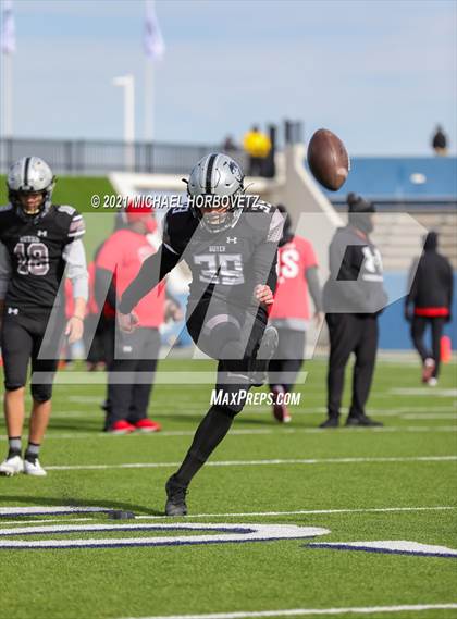 Thumbnail 2 in Guyer vs. Cedar Hill (UIL 6A Division 2 Semifinal) photogallery.