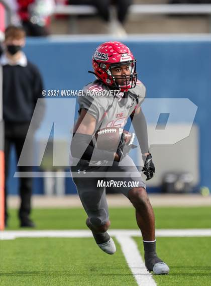 Thumbnail 3 in Guyer vs. Cedar Hill (UIL 6A Division 2 Semifinal) photogallery.