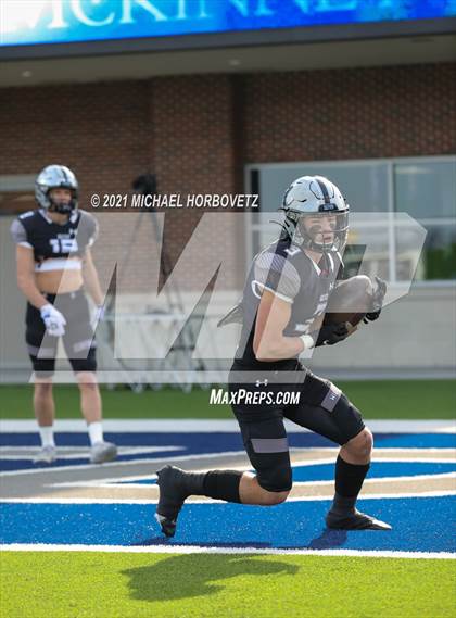 Thumbnail 1 in Guyer vs. Cedar Hill (UIL 6A Division 2 Semifinal) photogallery.