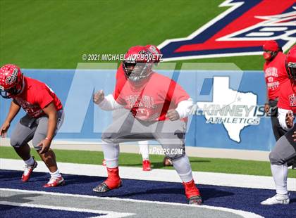 Thumbnail 3 in Guyer vs. Cedar Hill (UIL 6A Division 2 Semifinal) photogallery.