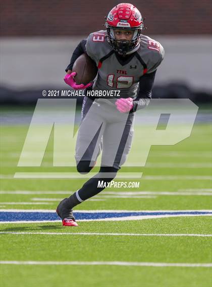 Thumbnail 1 in Guyer vs. Cedar Hill (UIL 6A Division 2 Semifinal) photogallery.
