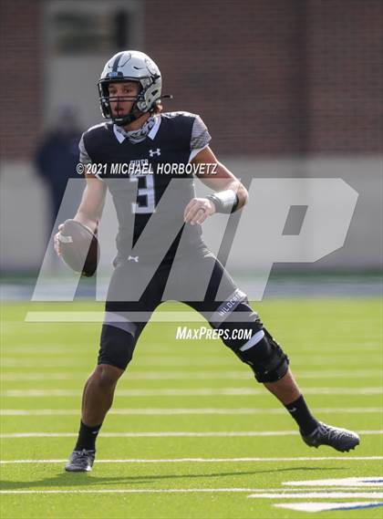 Thumbnail 2 in Guyer vs. Cedar Hill (UIL 6A Division 2 Semifinal) photogallery.