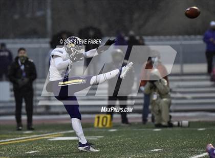 Thumbnail 1 in Graham-Kapowsin vs. Lake Stevens (WIAA 4A Final)  photogallery.