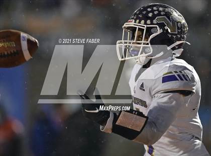 Thumbnail 1 in Graham-Kapowsin vs. Lake Stevens (WIAA 4A Final)  photogallery.