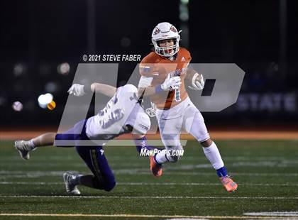 Thumbnail 2 in Graham-Kapowsin vs. Lake Stevens (WIAA 4A Final)  photogallery.