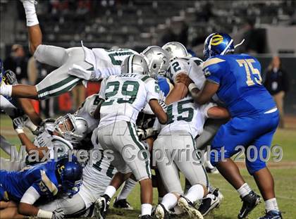 Thumbnail 2 in De La Salle vs. Crenshaw (CIF State Open Division Final) photogallery.