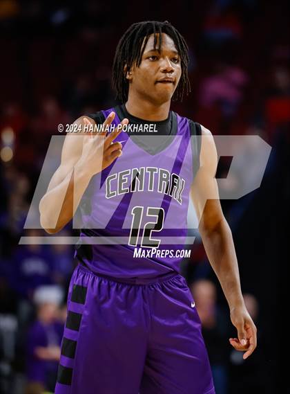 Thumbnail 1 in Omaha Central vs. Omaha North (NSAA Class A Quarterfinal) photogallery.