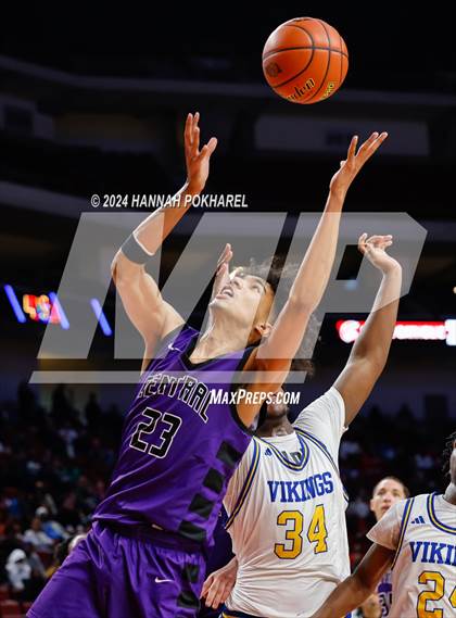 Thumbnail 3 in Omaha Central vs. Omaha North (NSAA Class A Quarterfinal) photogallery.