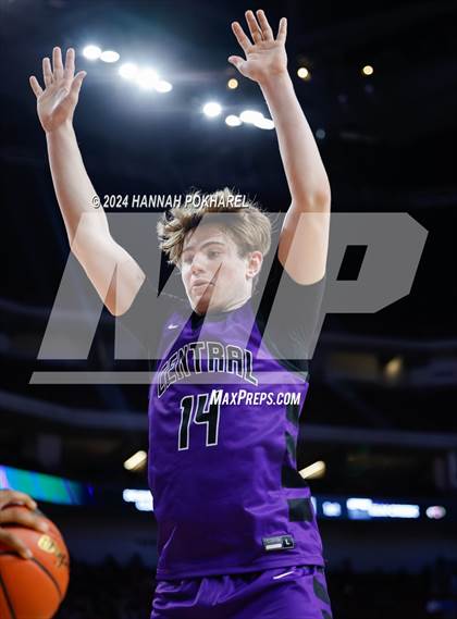 Thumbnail 3 in Omaha Central vs. Omaha North (NSAA Class A Quarterfinal) photogallery.