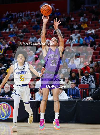 Thumbnail 2 in Omaha Central vs. Omaha North (NSAA Class A Quarterfinal) photogallery.