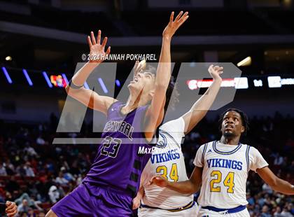 Thumbnail 2 in Omaha Central vs. Omaha North (NSAA Class A Quarterfinal) photogallery.