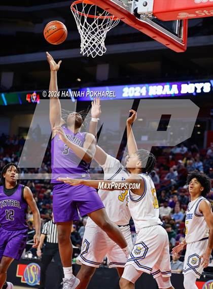 Thumbnail 3 in Omaha Central vs. Omaha North (NSAA Class A Quarterfinal) photogallery.