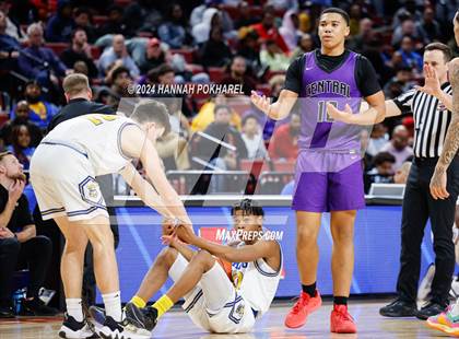 Thumbnail 2 in Omaha Central vs. Omaha North (NSAA Class A Quarterfinal) photogallery.