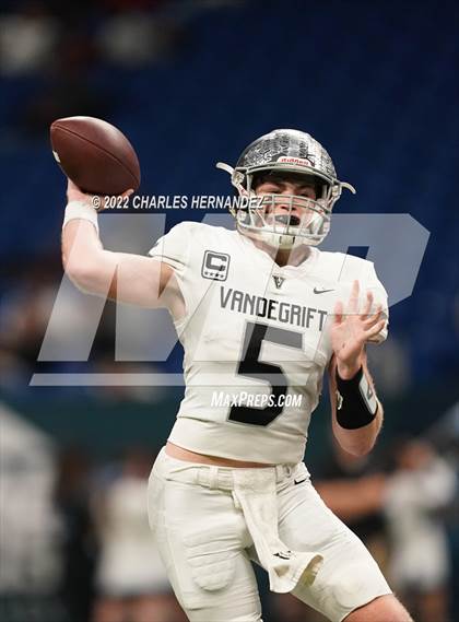 Thumbnail 1 in Vandegrift vs. Harlan (UIL 6A Division II Regional Semifinal) photogallery.