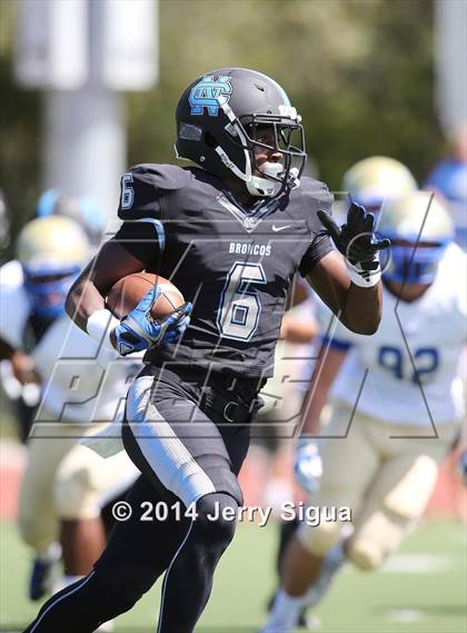 Thumbnail 2 in Clovis North vs. Reed (2014 Honor Bowl - NorCal) photogallery.