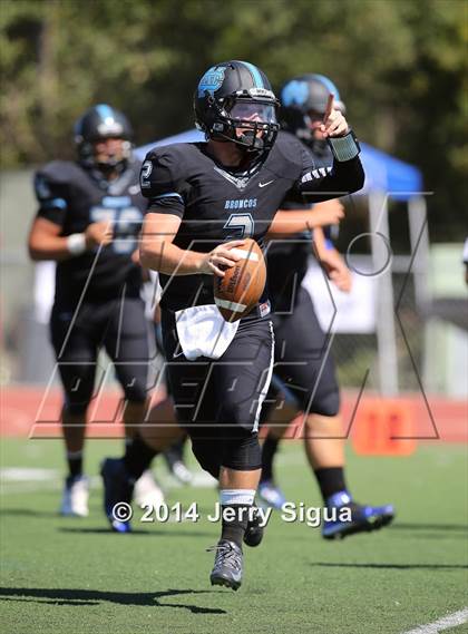 Thumbnail 3 in Clovis North vs. Reed (2014 Honor Bowl - NorCal) photogallery.