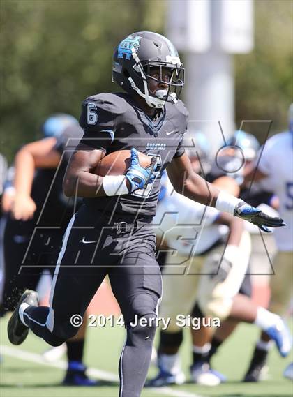 Thumbnail 3 in Clovis North vs. Reed (2014 Honor Bowl - NorCal) photogallery.