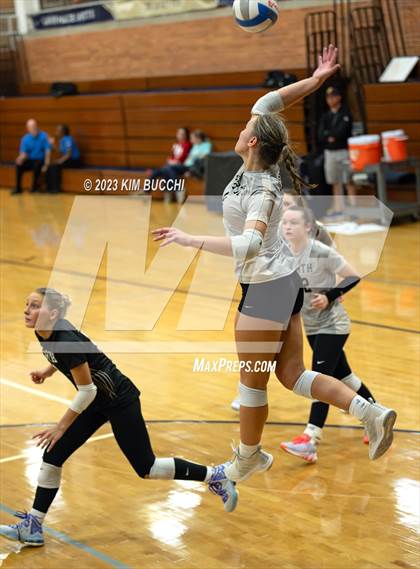 Thumbnail 3 in L'Anse Creuse North @ Grosse Pointe South photogallery.